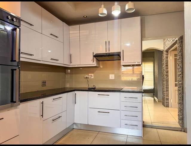 4 BEDROOM HOUSE FOR SALE IN KAGISO